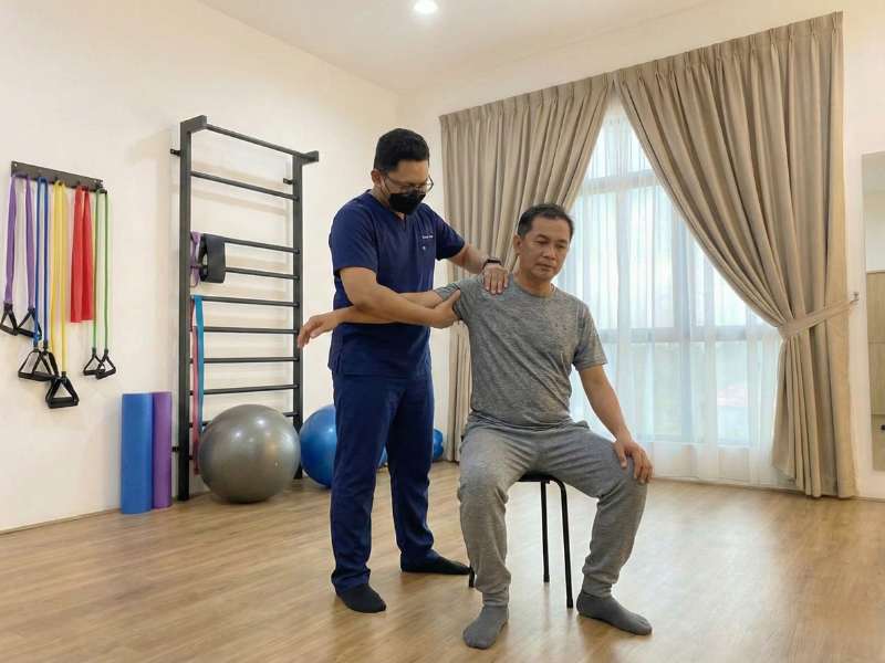 Sakit Badan: Nak Pergi Berurut atau Jumpa Fisioterapis?