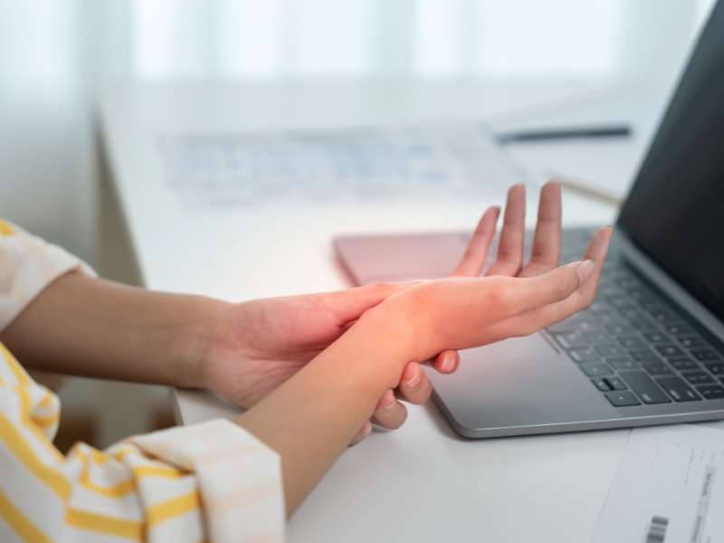 Jari Kerap Kebas dan Sakit Waktu Malam? Kenali Sindrom Carpal Tunnel.